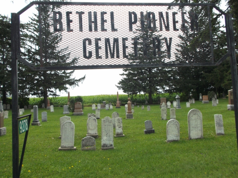 Picture of the iron gateway to the cemetery with the word